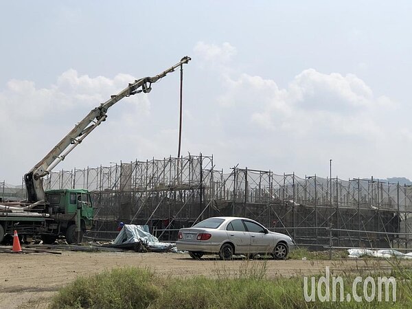 建築原物料、勞工短缺,工程受疫情影響,南投縣建設處公告縣內工程建築期自動展延一年。記者江良誠/攝影