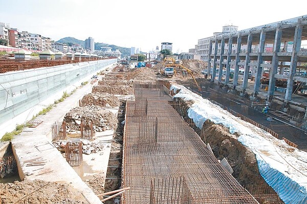 基隆市政府在基隆火車站新站南、北出口間的鐵道上方建基隆城際轉運站。(基隆市政府提供/吳康瑋基隆傳真)