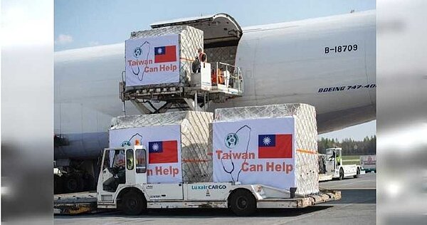 在歐盟官網的照片中,可看到放上許多掛有中華民國國旗的貨箱。 圖/取自歐盟官網