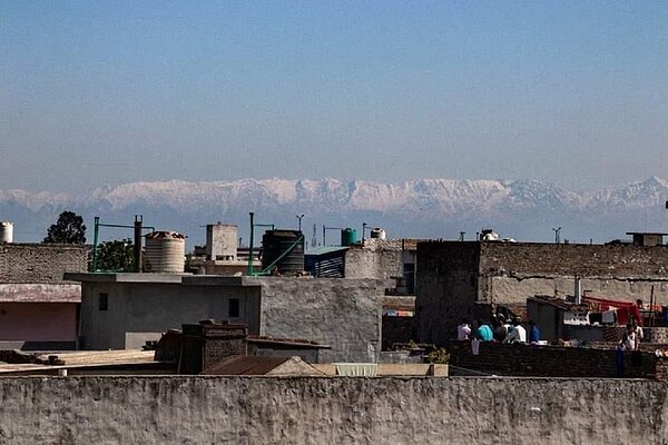 印度總理莫迪下令全國自3月25日起預防性封城,也讓空汙大幅緩解。北部旁遮普邦賈蘭哈市一帶居民數十年來首次清楚看到喜馬拉雅山脈。畫面翻攝:Twiiter/Deewalia