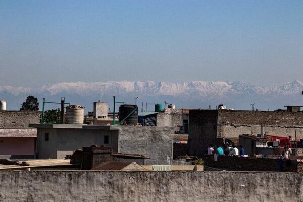 印度總理莫迪下令全國自3月25日起預防性封城，也讓空汙大幅緩解。北部旁遮普邦賈蘭哈市一帶居民數十年來首次清楚看到喜馬拉雅山脈。畫面翻攝：Twiiter/Deewalia
