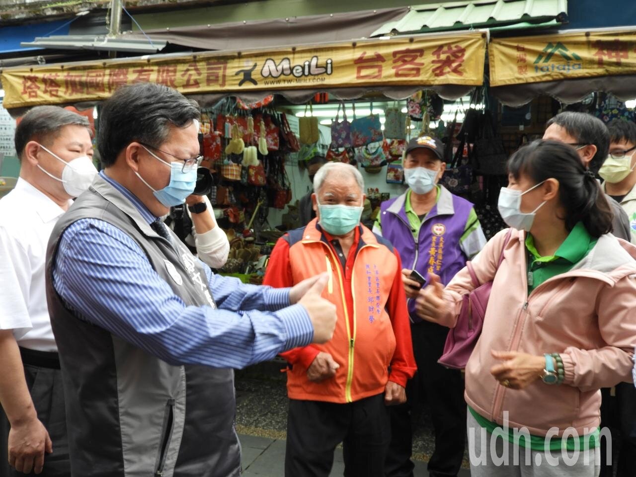桃園市長鄭文燦昨天下午前往大溪老街訪視防疫狀況及人流管制措施。記者高宇震/攝影