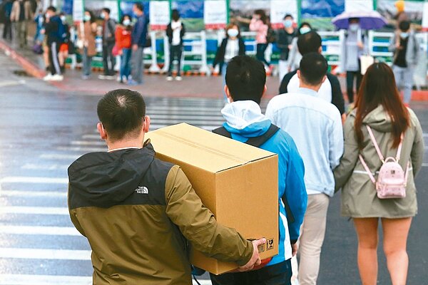 受新冠肺炎疫情影響,全球恐爆失業潮,國內無薪假人數也屢創新高,影響不少民眾生計。 記者季相儒/攝影