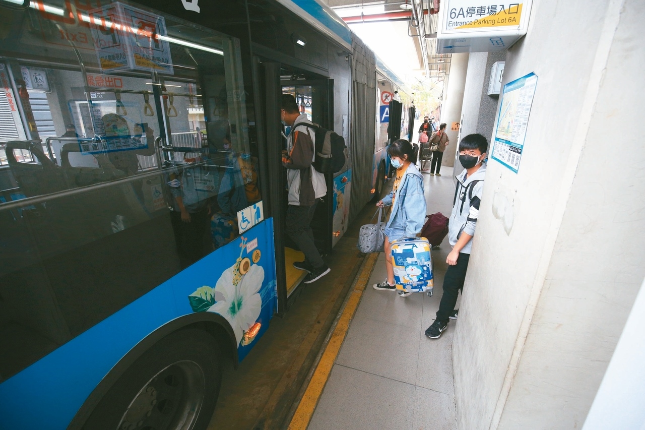 新冠疫情遲未趨緩，中市公車整體運量降20％，業者希望台中市交通局能同意彈性減班。 記者喻文玟／攝影