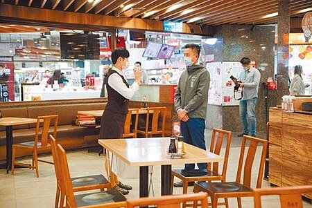 監督餐飲業落實防疫措施,新竹市長林智堅(左二)前往知名餐廳視察防疫情形。(邱立雅攝)