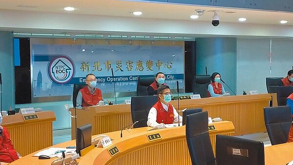 新北市府11日召開新冠疫情第39次應變會議,市長侯友宜主持並表示,中央疫情指揮中心下達命令,地方一定貫徹執行。(許哲瑗攝)