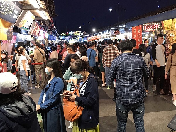 花蓮東大門夜市清明連假人潮擠爆,縣府將祭總量管制。 圖/聯合報系資料照片