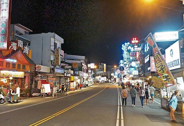 墾丁大街本周末加強防疫，實施人車分流，但清明連假的國家警報已嚇跑不少遊客，整條大街人潮稀稀落落，十分冷清。（潘建志攝）