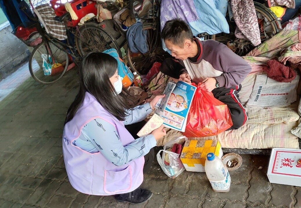 板橋區公所人員訪視關懷在地街友並提供口罩及相關禦寒物資。圖／新北市消防局提供