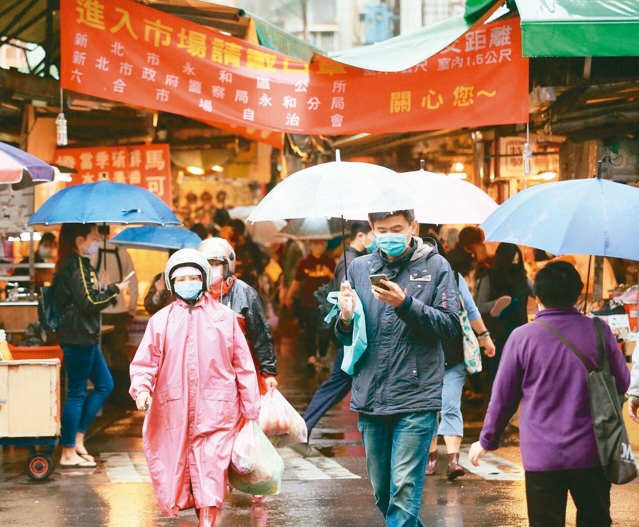 大陸冷氣團影響，今天愈晚愈冷，一早許多到市場買菜的民眾紛紛穿上冬衣攜帶雨具。記者潘俊宏／攝影