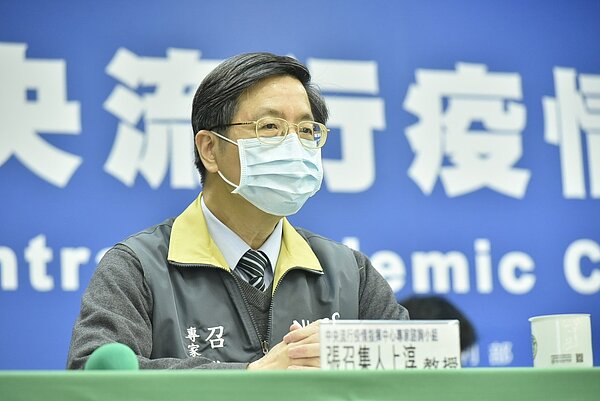 指揮中心專家諮詢小組召集人張上淳表示,若有相關的接觸史,如接觸過居家檢疫者,或接觸過確診個案,應主動向醫師說明,幫助醫師會判斷是否需要採檢。圖/指揮中心提供