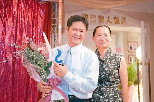 高市六龜關懷協會理事長呂清喜是扶輪人,深耕八八風災重創區不中斷,他與妻子另個身分是農民。 圖/呂清喜提供