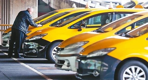 學者認為補貼計程車油料費有違節能減碳。本報資料照片