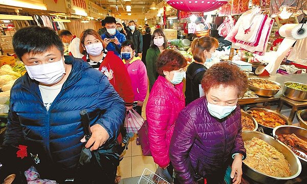 台北市要求民眾上公有市場時都能戴口罩,不過以勸導為主,但新北市對於勸導不停者予以開罰,出現雙北不同調。(鄭任南攝)