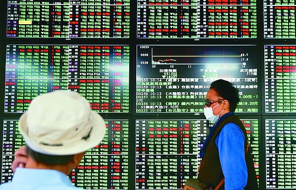 投顧表示,台股指數從3月24日站上5日線,就沿著5日線上漲,在未出現反轉訊號前,偏多操作為宜。 聯合報系資料照