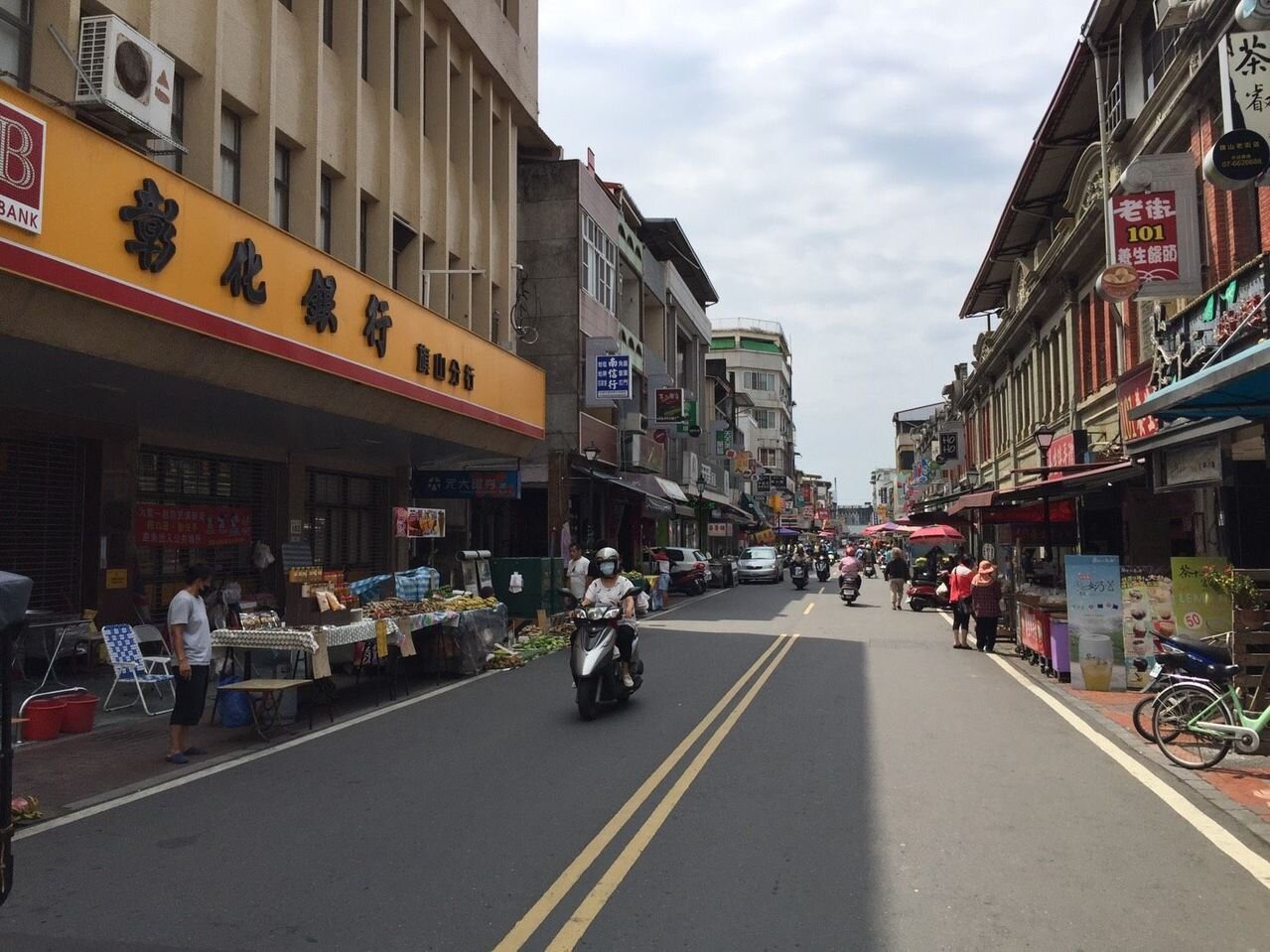 周日,旗山老街只有在地居民活動,完全看不到遊客。 記者徐白櫻/攝影