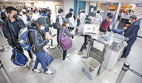 桃園機場第二航廈入境管制區內,境的外籍旅客正在排隊準備安檢。(中時電子報系資料照片)
