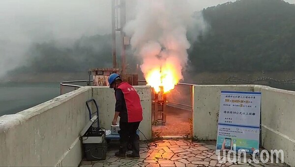 北區水資源局趁這波鋒面降雨施放焰劑人工增雨，但是效果不明顯。圖／北區水資源局提供