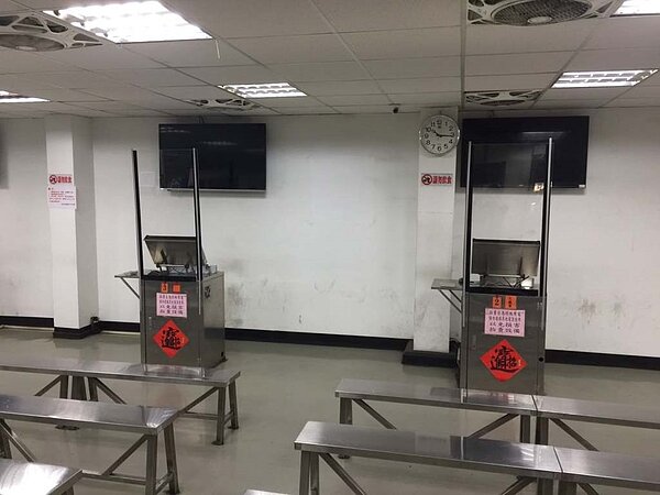 蔬果拍賣台加裝隔板。圖/新北市農業局提供