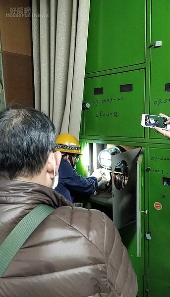 新北市政府公共安全稽查小組對三重某住宅區違規經營視聽歌唱業及酒家業者執行斷水斷電。照片新北市城鄉局提供