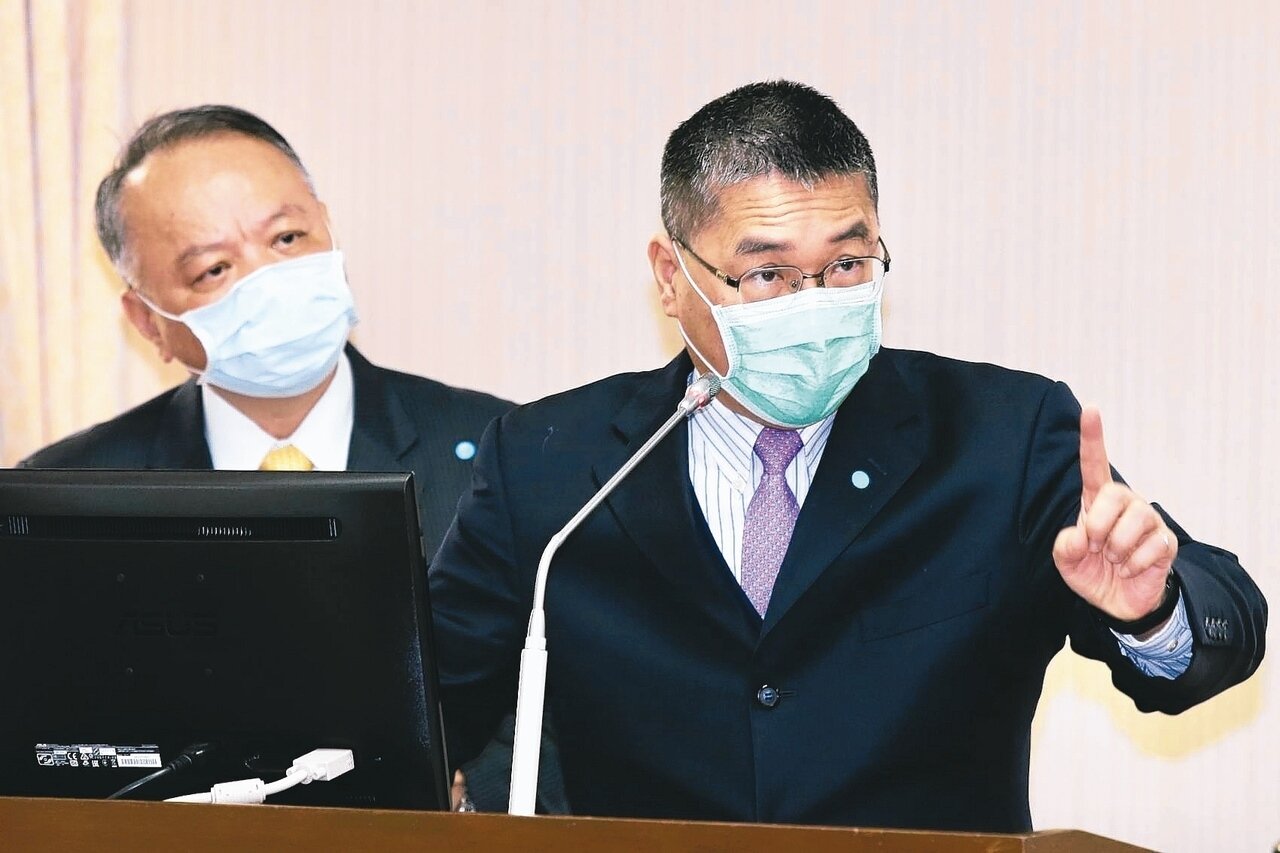 內政部長徐國勇(右)今受訪表示,舞廳酒店清查成效不錯。 記者林伯東/攝影