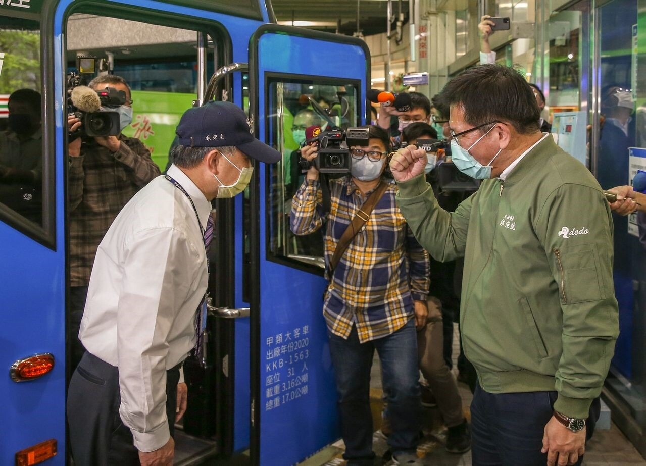 交通部長林佳龍今天宣布擴大對國道客運補助，針對營運下降幅度達五成以上，每輛車每月補助3萬元。記者鄭超文/攝影