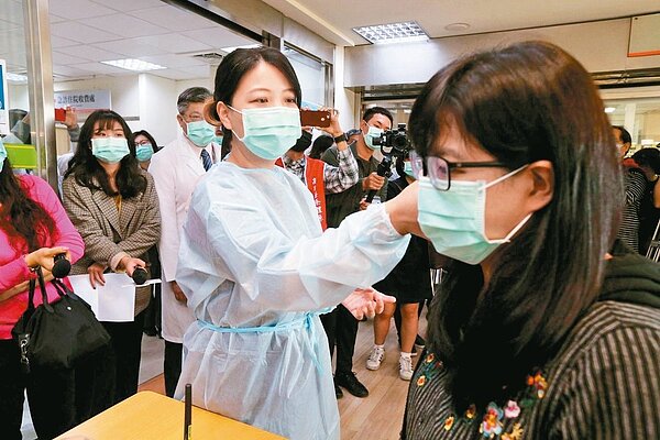 專家表示「廣篩」和「隔離」是最目前最可行的一條路。圖／聯合報系資料照