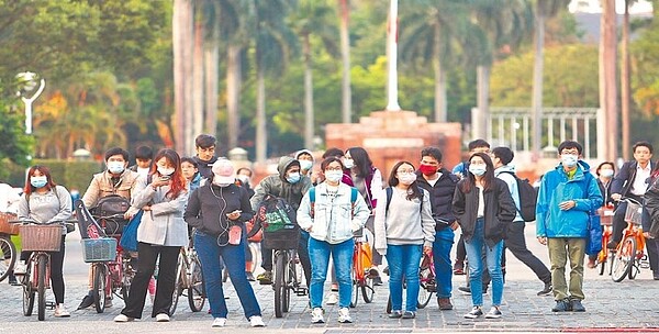 7月青年失業率恐破14％，勞動部研擬雇主每聘用1位應屆畢業生，政府每月補助1.2萬元方案，立委13日呼籲，補助計畫應有配套，例如畢業生月薪保障30K，且規定企業不得無故解雇等。圖／中時記者季志翔攝