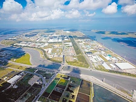 經濟部工業局曾對外公告所轄工業區閒置土地,要求廠商在2年內進行開發,不過新冠肺炎疫情又讓不少廠商重新思考投資計畫,陳情經濟部寬延開發期限。圖為彰濱工業區。(本報資料照片)