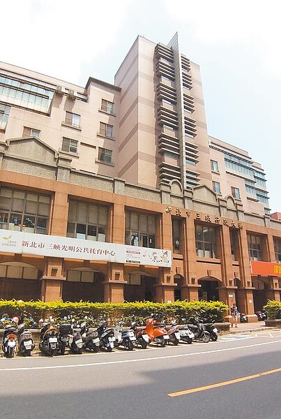 新北市府斥資將三峽戶政事務所6樓閒置空間改造為活動中心，提供周遭里民舉辦社團表演、老人共餐、展覽等活動。（張睿廷攝）