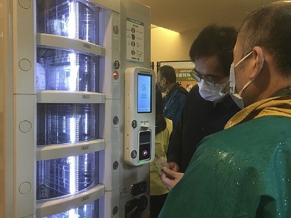 台北市長柯文哲推出「口罩自動販賣機」，不過口罩自動販賣機試賣，吸引民眾大排長龍，機器甚至一度故障。圖／聯合報系資料照片