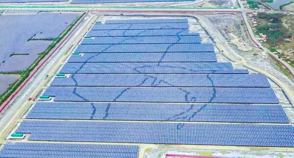 台電於台南將軍及七股區打造全台最大太陽光電場，並以台灣及台南虱目魚設計太陽能板面整體意象。照片台電提供