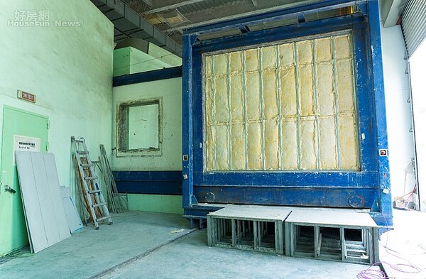 工作人員在輕質磚外側貼滿玻璃棉。照片國產實業提供