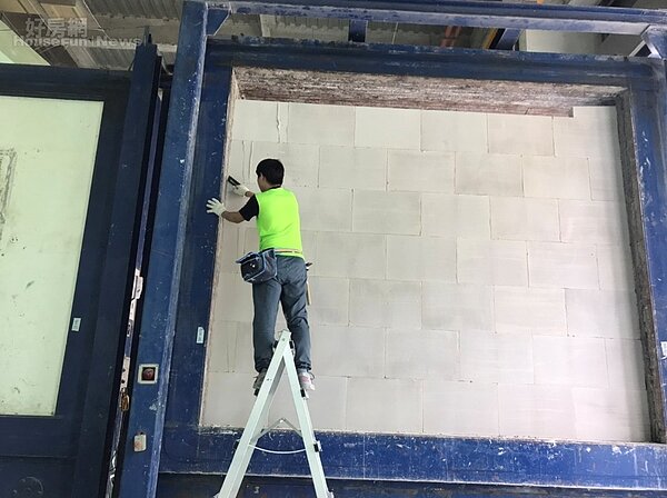 國產實業開發的複合式分間牆，最內層是輕質磚建構而成。照片國產實業提供