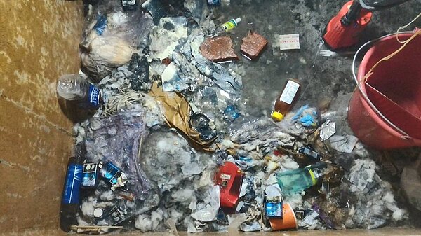 成大一名研究生亂丟垃圾到蓄水池,導致住戶水塔髒亂不堪。圖/取自臉書社團《爆料公社》