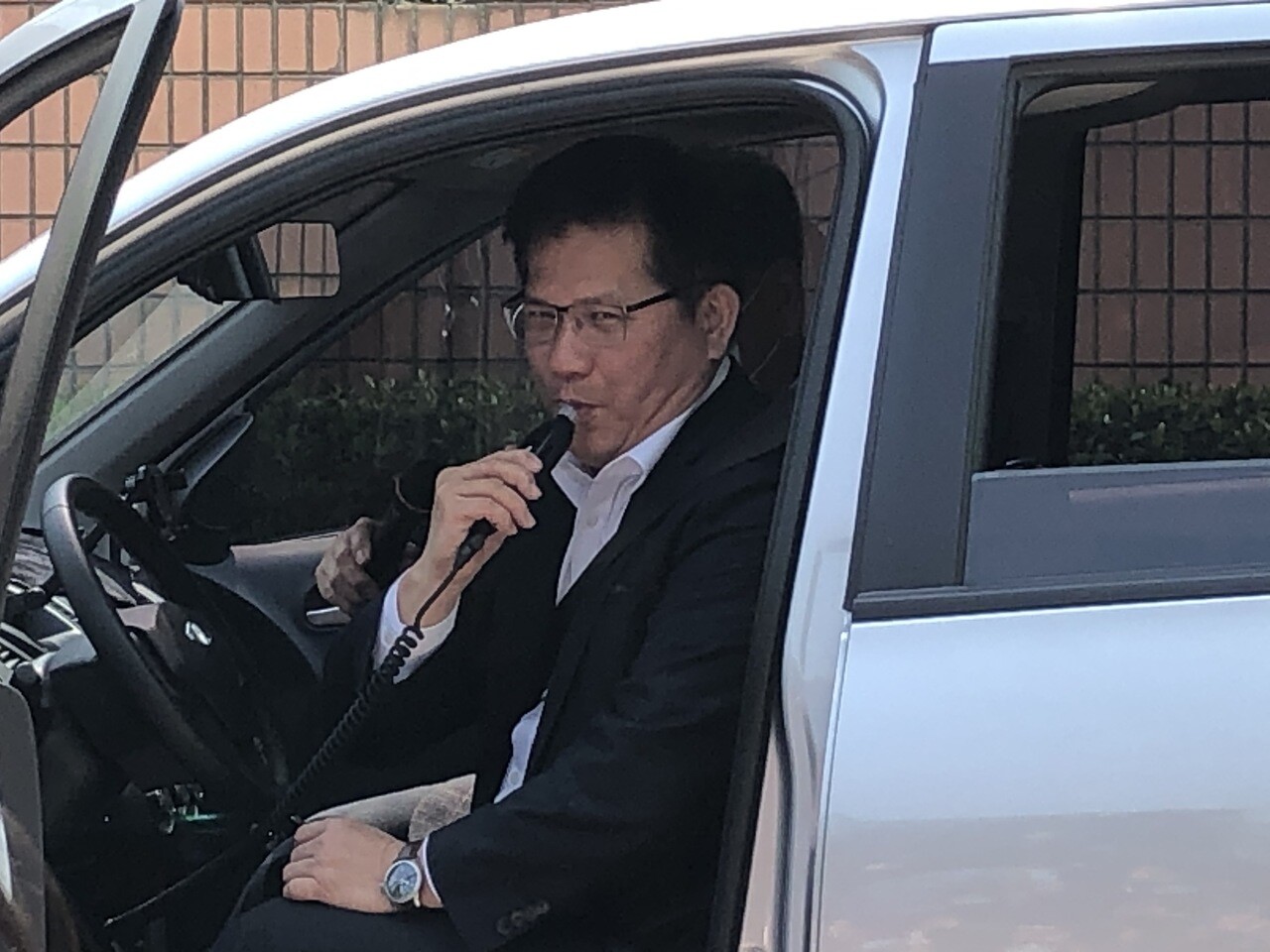 交通部長林佳龍為了測試酒精鎖的功能，今天親自上車吹氣測試喝酒前、酒後的解鎖狀況。記者雷光涵／攝影