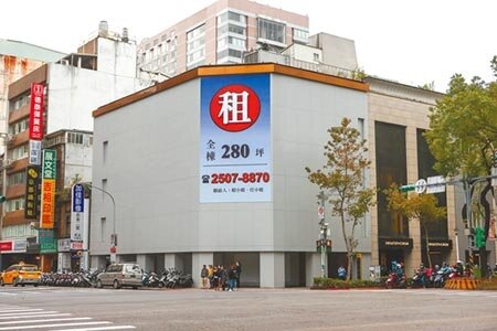 昔日中山北路的精品街,在去年國際品牌退租後,至今仍在建築外牆上打上斗大的「租」字,街上也顯得冷冷清清。(鄧博仁攝)