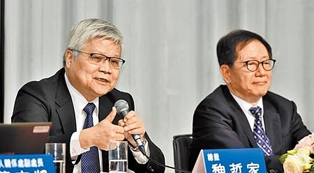 台積電16日舉行法說會，董事長劉德音（右）及總裁魏哲家（左）出席說明營運成果。（顏謙隆攝） 