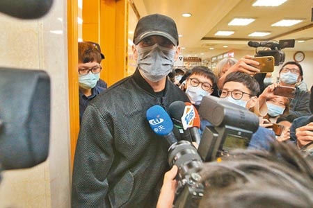 藝人祝釩剛被警方依持有、施用二級毒品罪嫌移送，台北地檢署14日諭令5萬元交保後，祝釩剛一言不發步出北檢。（杜宜諳攝）