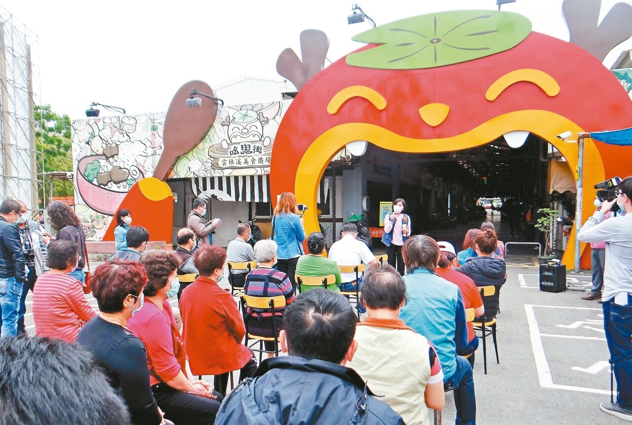 雲林縣率先推出市場攤商減租3個月,縣長張麗善抵斗六吆鬼街美食廣場宣布減租消息並為攤商加油打氣。 記者蔡維斌/攝影