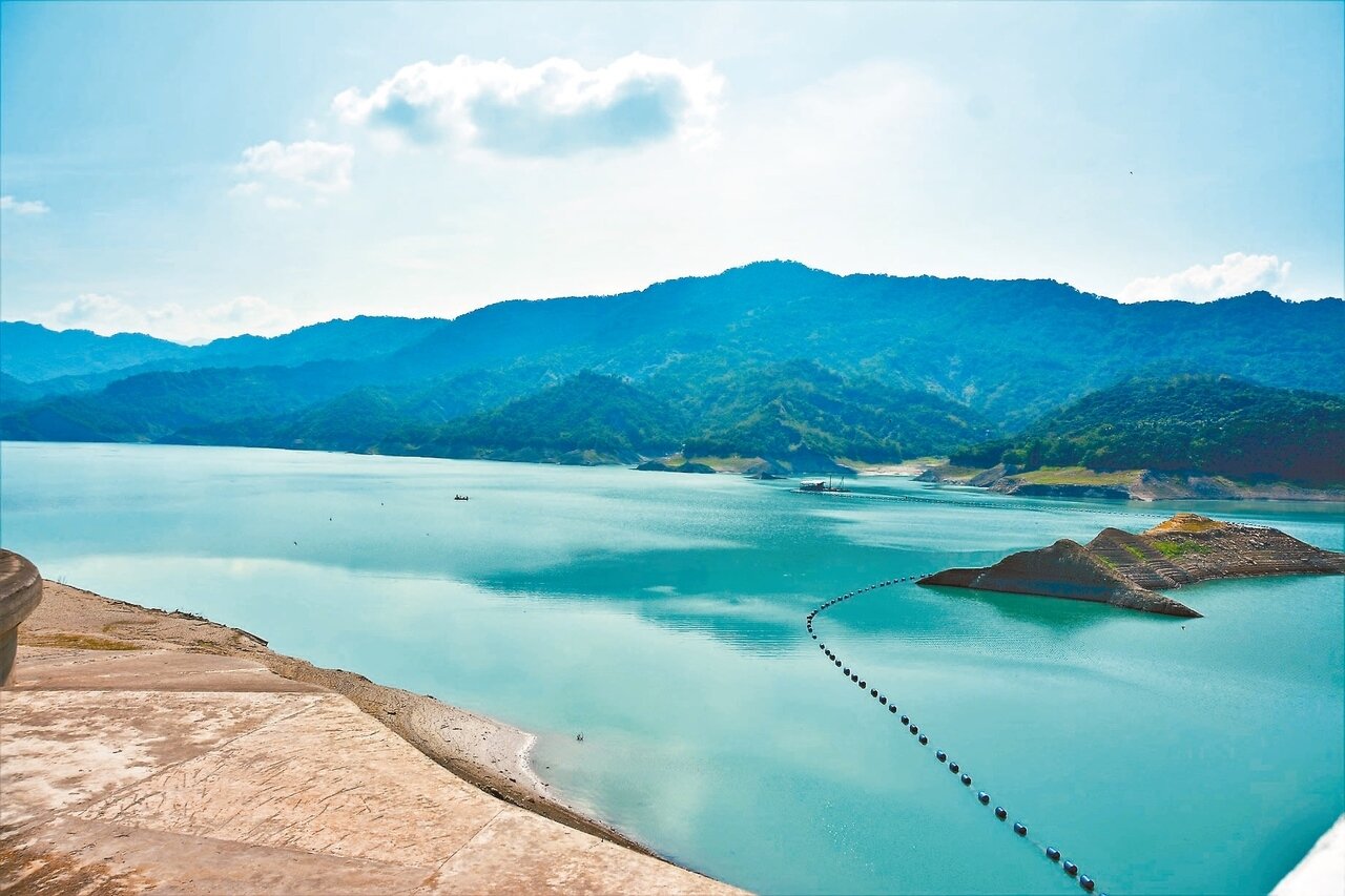 南化水庫有效蓄水只剩兩成左右,目前高雄每日支援原水10萬立方公尺。 記者吳淑玲/攝影