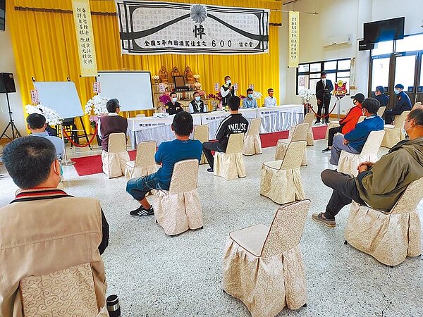 公路局嘉義區監理所雲林監理站14日在斗六市八德公墓進行「酒駕再犯班」道安講習,主持人由禮儀公司司儀擔任,場景十分逼真。(周麗蘭攝)