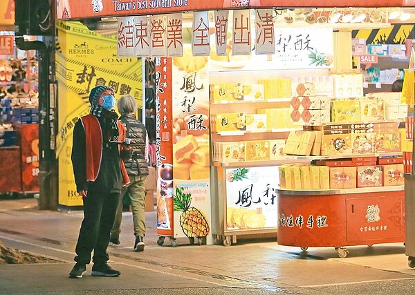 IMF下修全球經濟預測值至負百分之三。有業者掛出結束營業標語,希望吸引顧客上門。 記者潘俊宏/攝影