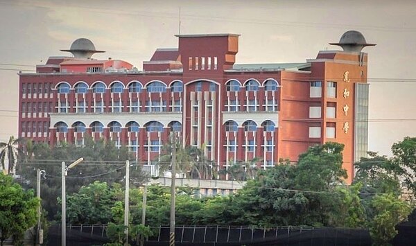 受到少子化衝擊影響,教育部國教署證實,108學年台南市私立鳳和中學高中部及國中部將全面停止招收新生。圖/截google maps