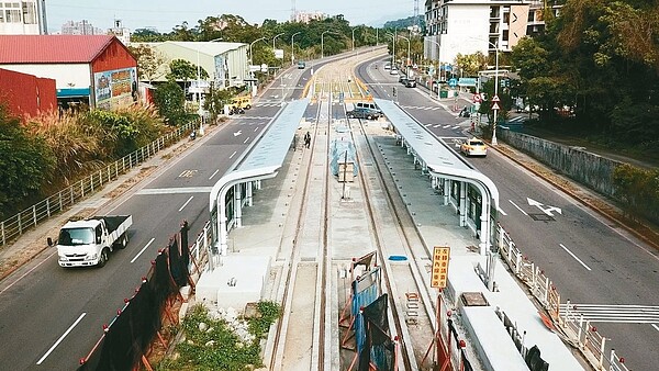 新北市安坑輕軌14日起3天施工改善雨水人孔設施，部分車道深夜0點到清晨6點封閉。圖／新北捷運局提供