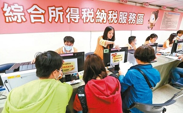 五月報稅季即將到來,健保署提醒,民眾申報個人綜合所得稅時,如果採取的結算方式是列舉扣除額,那麼2019年度的健保費和補充保險費均可全額列舉扣除,且查詢方式多元,民眾在家就能自行查找,未必要臨櫃人擠人。本報資料照片