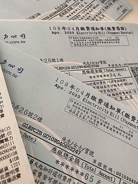 民眾分享自家3層透天一個月電費合計竟然不到300元。圖/截自臉書社團《爆廢公社二館》