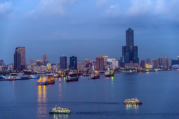 高雄市政府為加速推動亞洲新灣區發展，連辦4場通盤檢討會議，有民代爭取在新濱碼頭建置軍艦博物館。記者劉學聖／攝影 