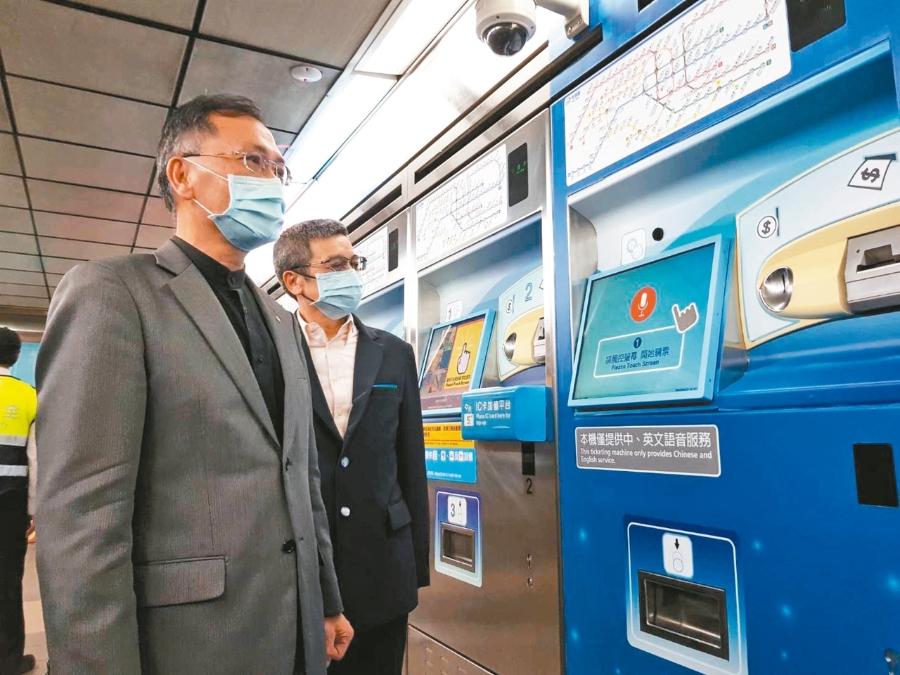 北市副市長蔡炳坤（左）昨到捷運中山站視察，首座「語音售票機」改語音，完全免觸摸螢幕。 記者翁浩然／攝影