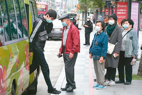 繼搭乘大眾運輸要戴口罩後,交通部昨也新增公告,搭海運、空運也都須配戴口罩。圖/聯合報系資料照片